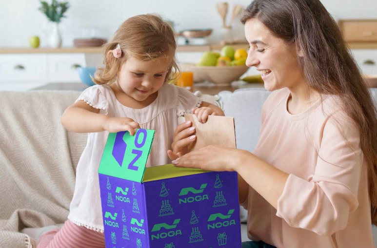 Cliente abriendo su caja NOGA en casa